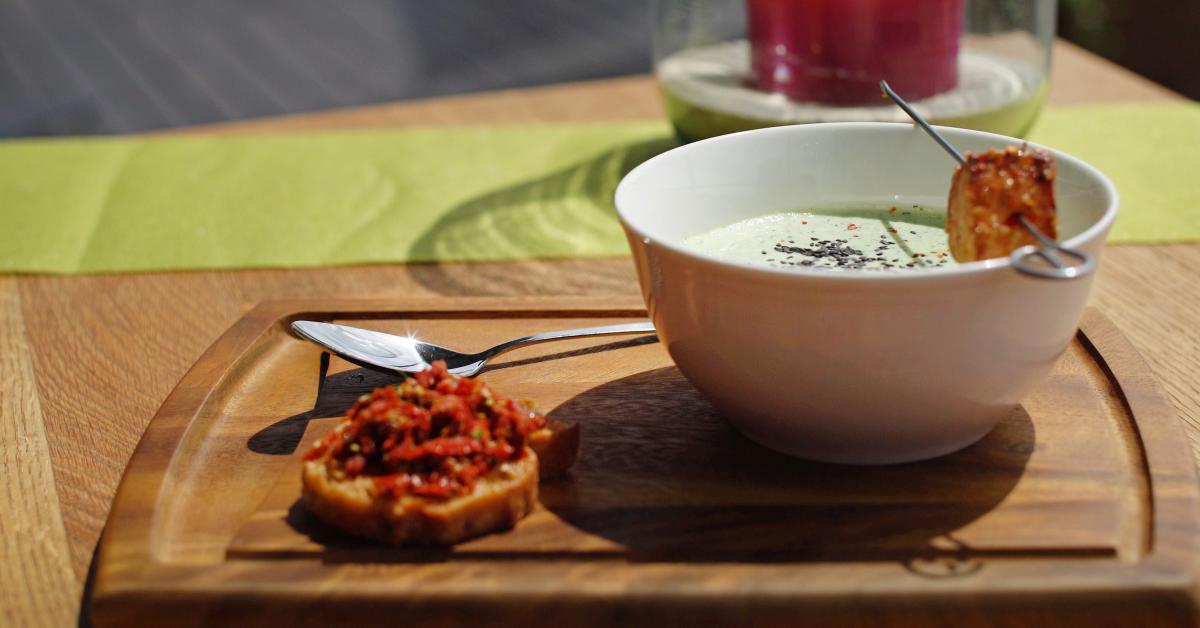 Kalte Gurkensuppe mit gebratenem Lachsforellen-Spieß | Simply Yummy