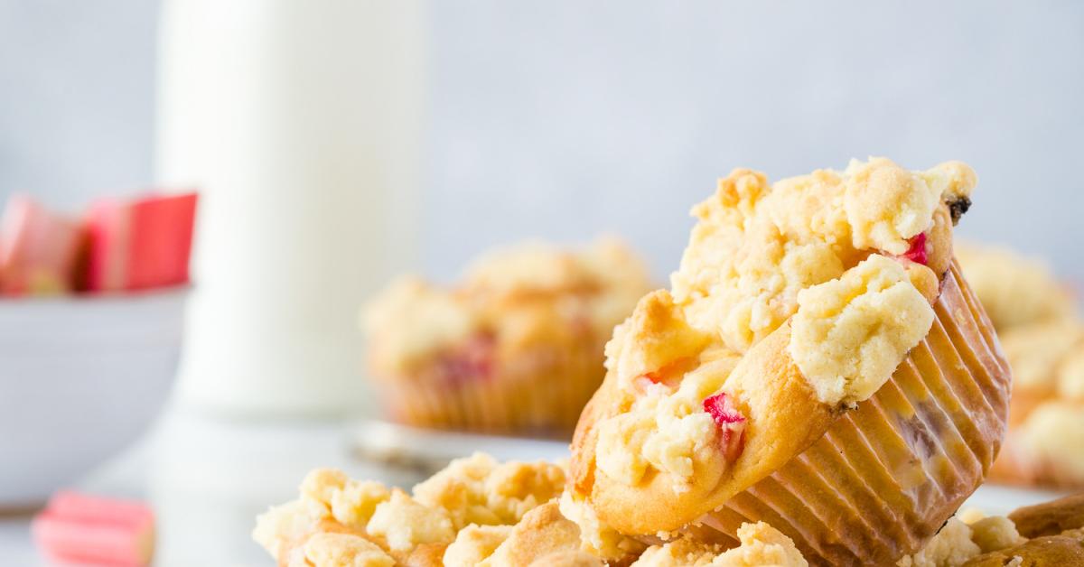 Rhabarber-Muffins mit Streuseln &amp; Buttermilch | Simply Yummy