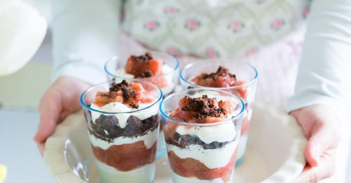 Rhabarberdessert mit Quark und Streuseln | Simply Yummy