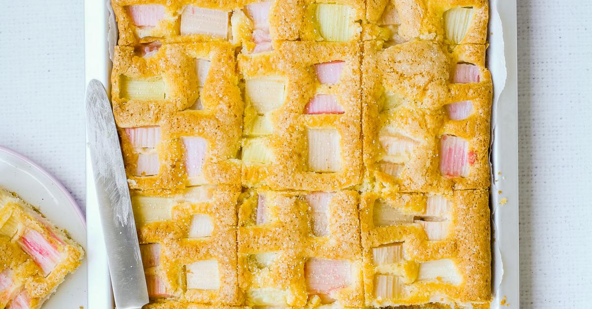 Saftiger Rhabarberkuchen vom Blech | Simply Yummy Saftiger Rhabarberkuchen vom Blech | Simply Yummy
