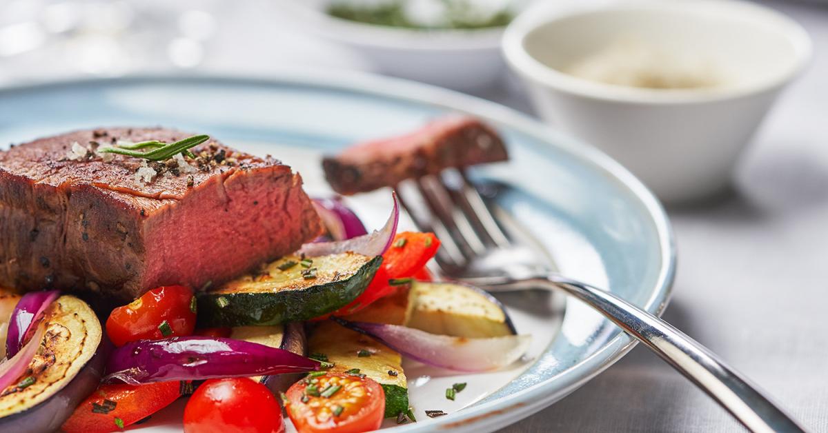 Rinderfilet mit mediterranem Gemüse im Cookit | Simply Yummy