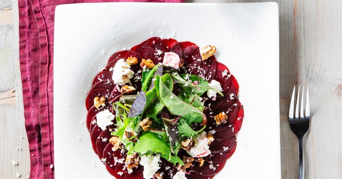 Rote Bete Carpaccio mit Ziegenkäse und Walnusscrunch Bild