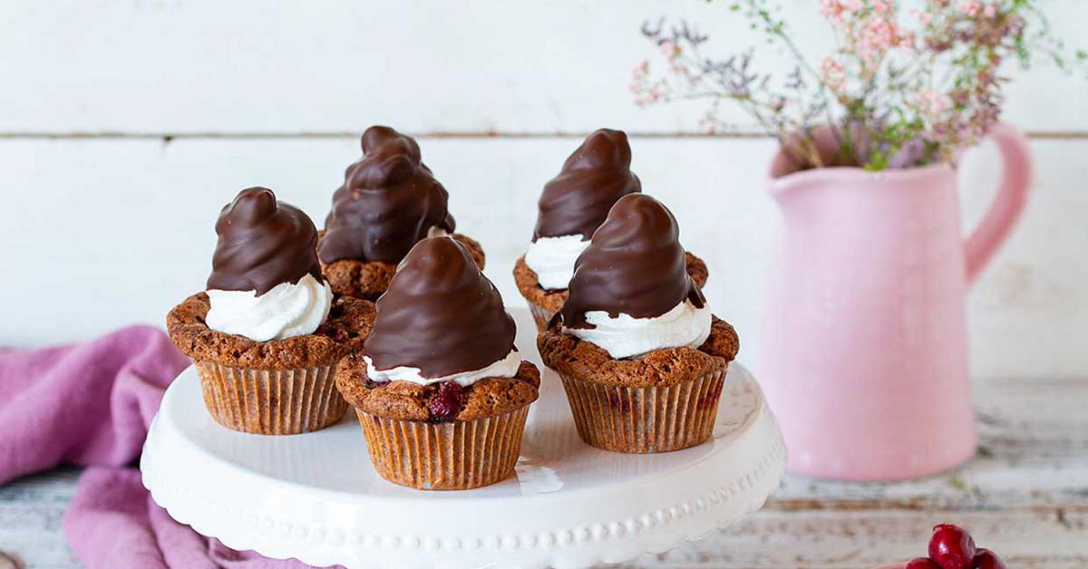 Schoko-Kirsch-Muffins mit Schokokusshaube | Simply Yummy Schoko-Kirsch-Muffins mit Schokokusshaube | Simply Yummy