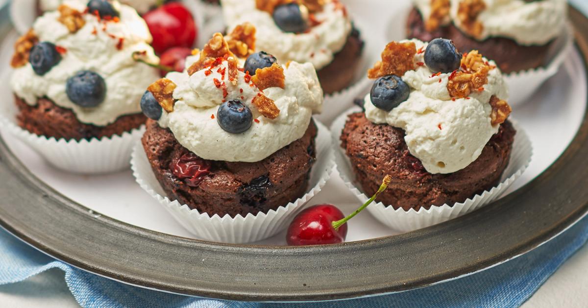 Schoko-Muffins mit Früchten, Chili und Sahnehaube im Cookit | Simply Yummy