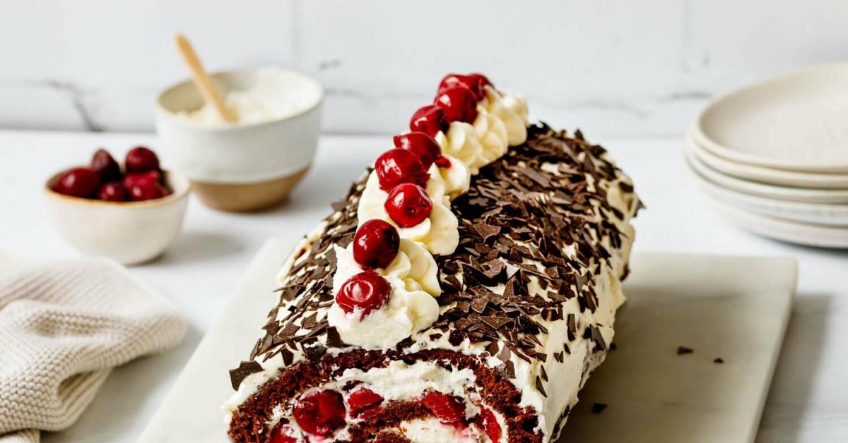 Schwarzwälder Kirsch-Biskuitrolle so cremig | Simply Yummy