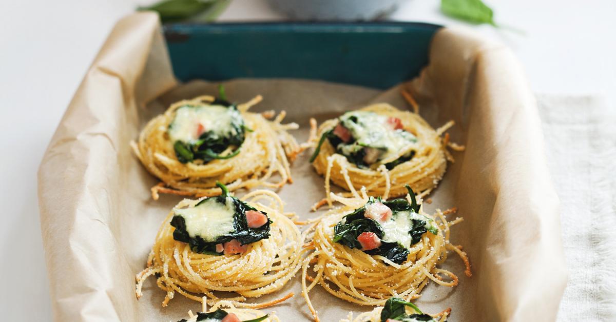 Spaghetti-Spinat-Nester mit Schinken &amp; Käse | Simply Yummy