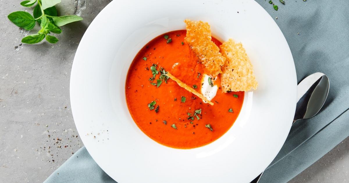 Tomaten-Paprika-Suppe mit Parmesanchips | Simply Yummy