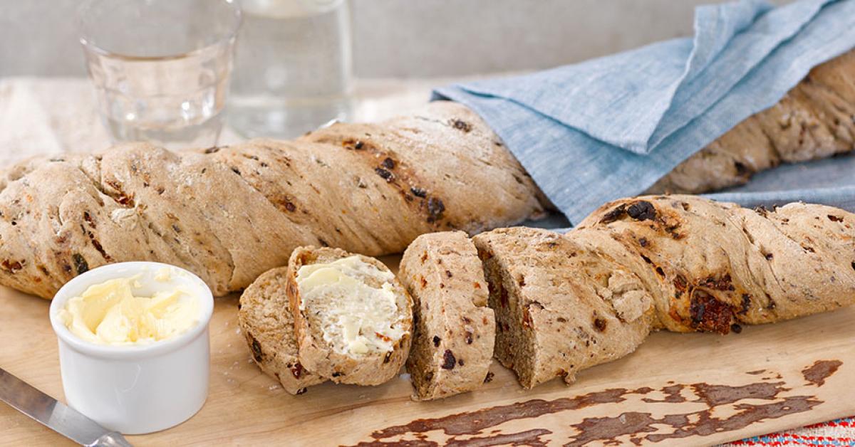 Vollkornbaguette mit Oliven und Tomaten | Simply Yummy