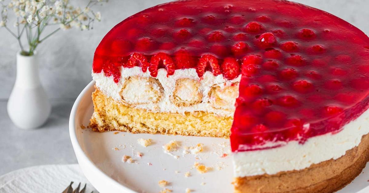 Windbeuteltorte mit Himbeeren - der Klassiker | Simply Yummy