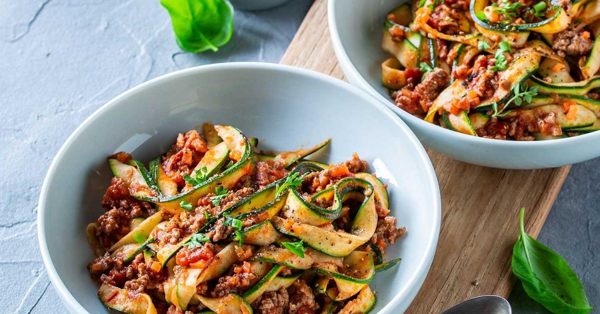 Zucchini Spaghetti Bolognese wie das Original | Simply Yummy