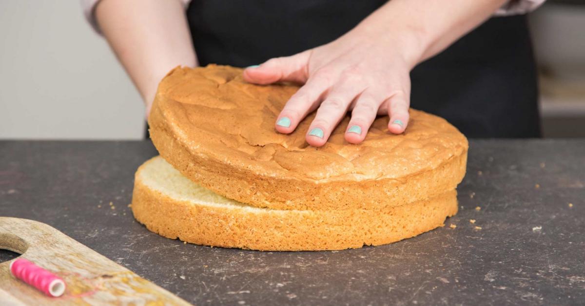 Womit Weicht Tortenboden Nicht Durch Tortenboden schneiden: So wird's gerade | Simply Yummy